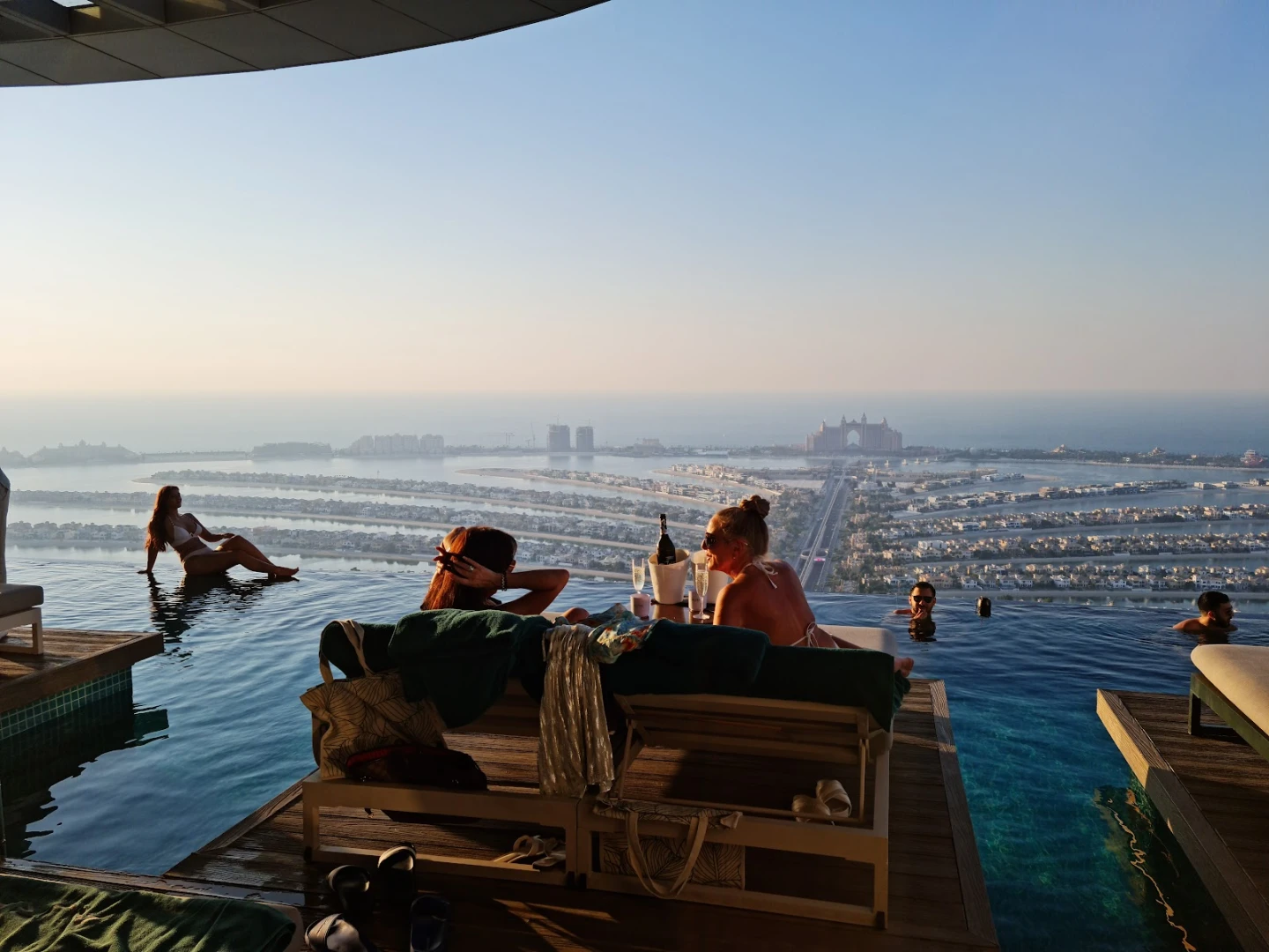 AURA SKYPOOL